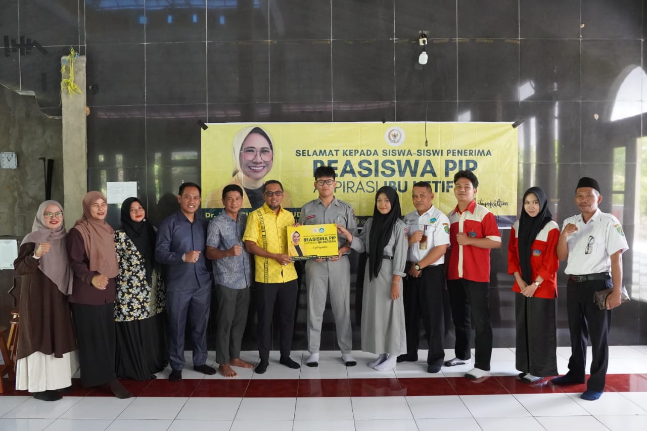 Beasiswa PIP Dibagikan Simbolis Wakil Ketua DPRD Paser