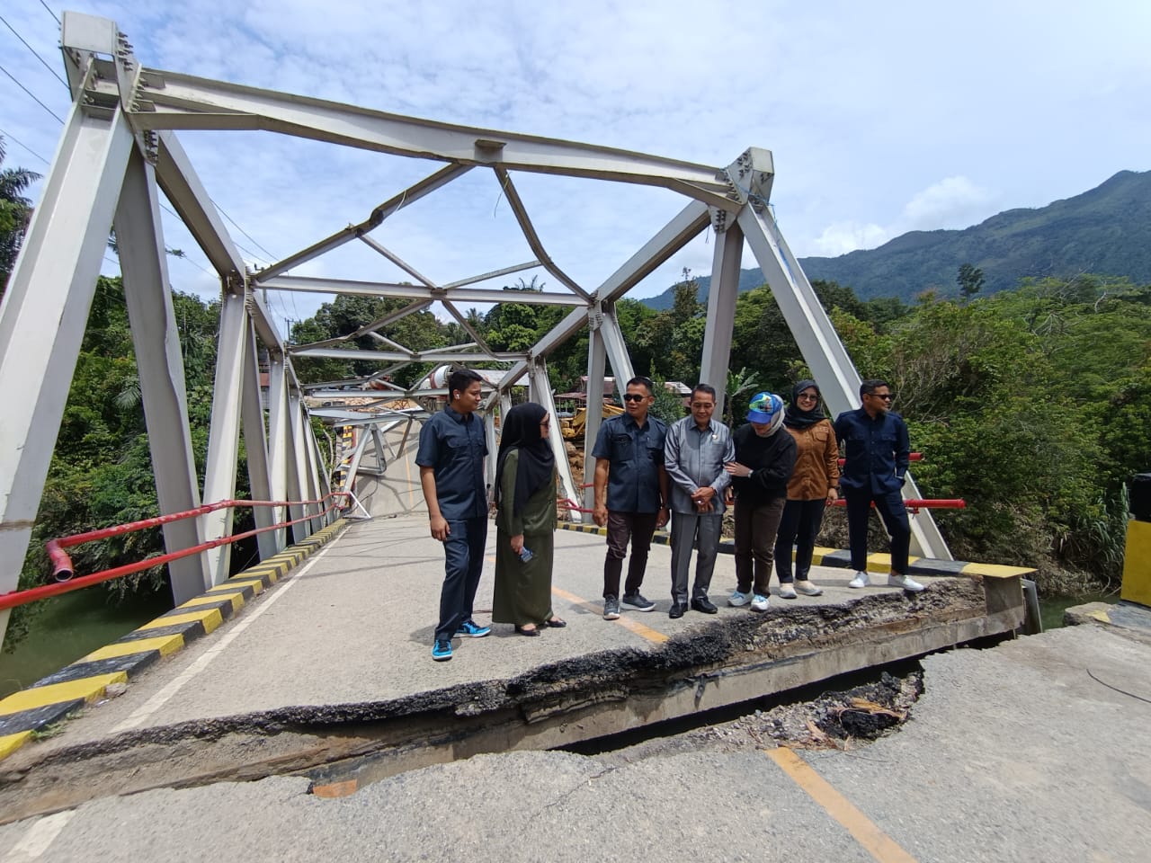 DPRD Paser Tinjau Jembatan Runtuh Busui, Di bangun Jembatan Bailey