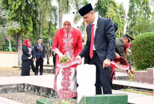 Ketua DPRD Paser Ziarah di TMP Daya Taka